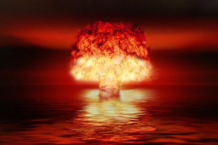 Mohutný hřib po explozi atomové bomby - Jaderná válka - Jaderné zbraně