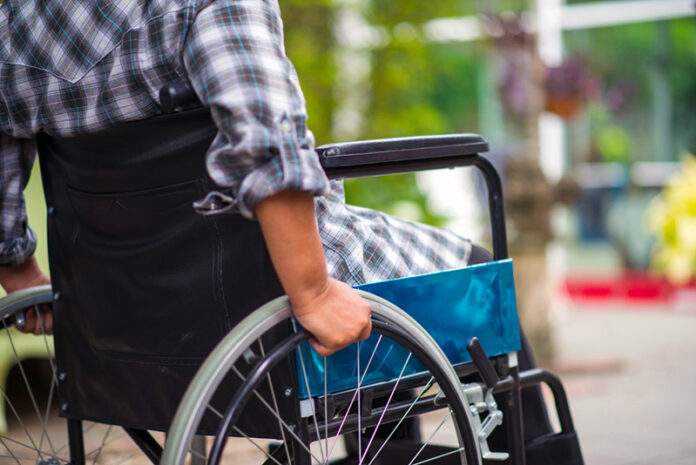 Handicapovaná osoba na invalidním vozíku - Ambulantní vozíčkáři