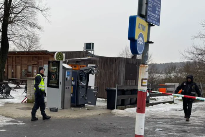 Neznámý pachatel se za pomocí výbušniny vloupal do bankomatu v obci Tisá