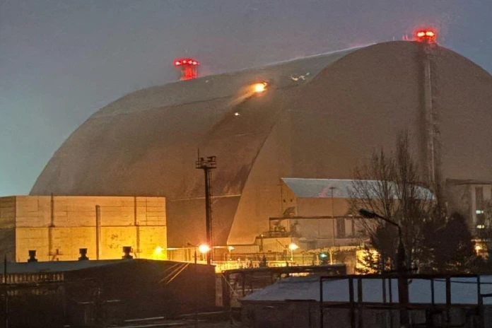 Ruský dron zasáhl sarkofág jaderné elektrárny Černobyl