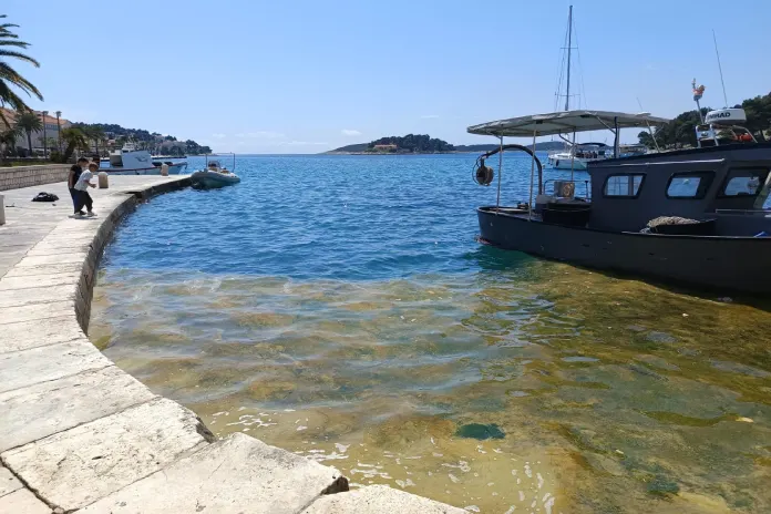 Chorvatsko. Únik motorové nafty do Jadranského moře na ostrově Hvar