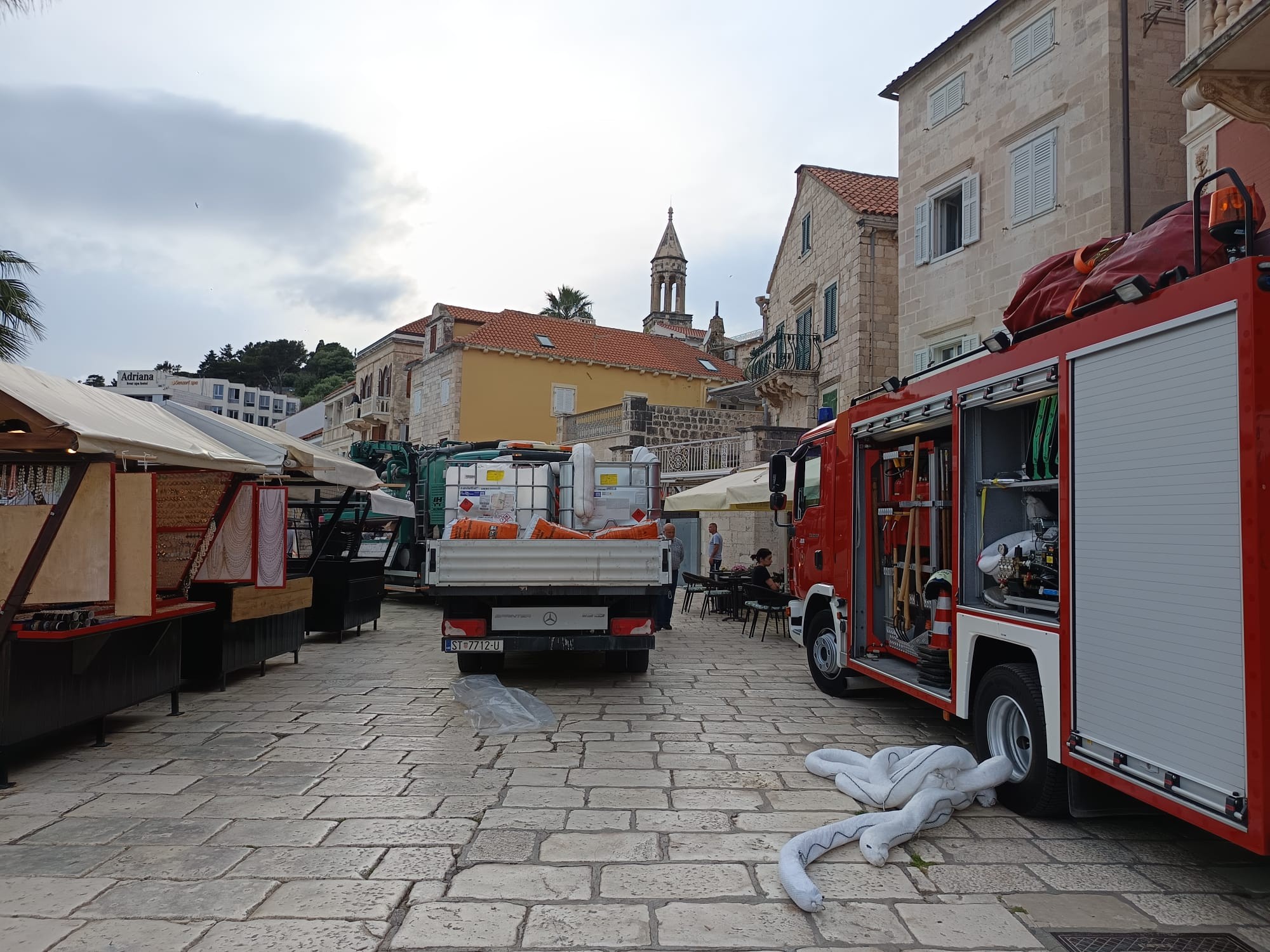 Chorvatsko. Únik motorové nafty do Jadranského moře na ostrově Hvar