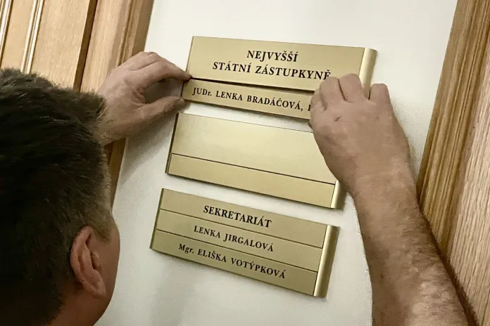 Nová nejvyšší zástupkyně Lenka Bradáčová první den ve funkci