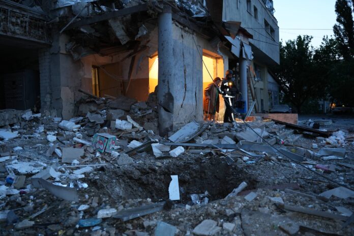 Důsledky úderu ruského dronu do výškové budovy v Saltivské čtvrti Charkova
