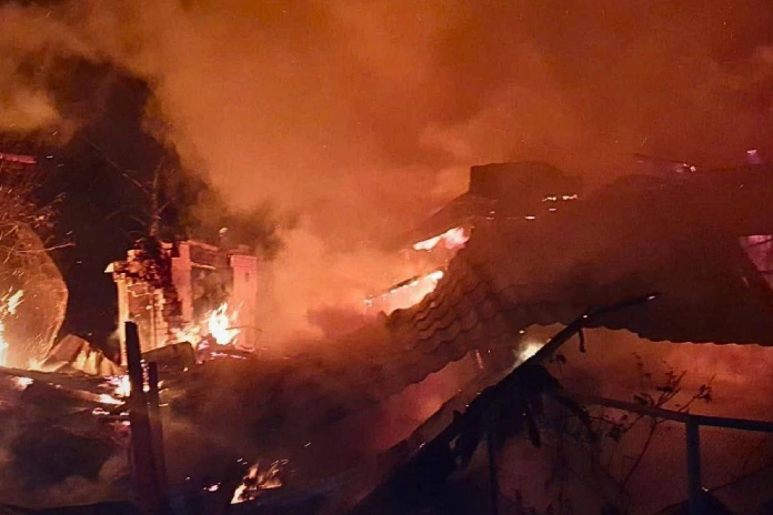 Požár rodinného domu po útoku dronu