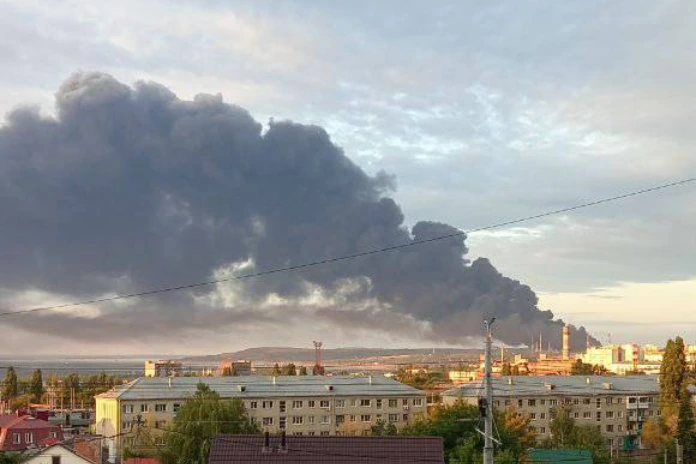 Následky ukrajinského útoku dronů na ropnou rafinerii v Saratově - Rusko - Ropná rafinerie - Drony
